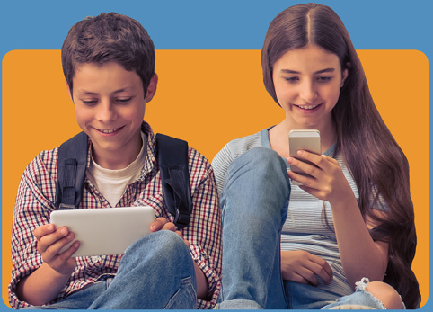 twee leerlingen volgen digitaal onderwijs op tablet en smartphone