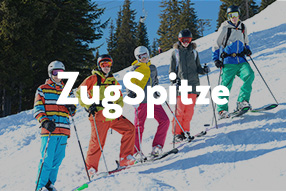 schuine skihelling met sneeuw op de berg met 5 skiërs naast elkaar en witte letters ZugSpitze