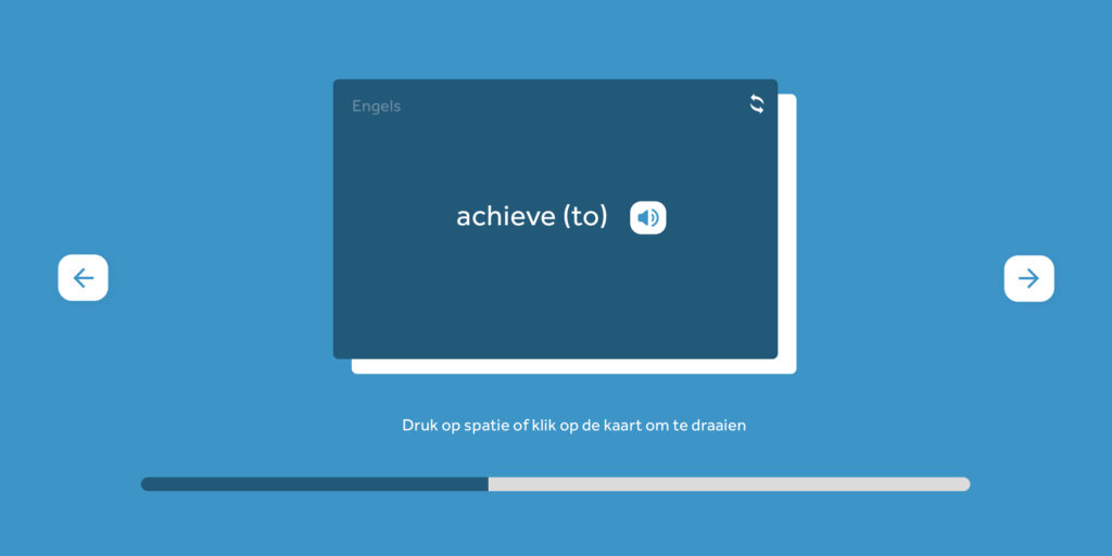 woordjes oefenfunctie met woord "achieve (to)" geschreven in wit op een donkerblauwe kaart. naast het woord een luidsprekericoon in wit met blauw